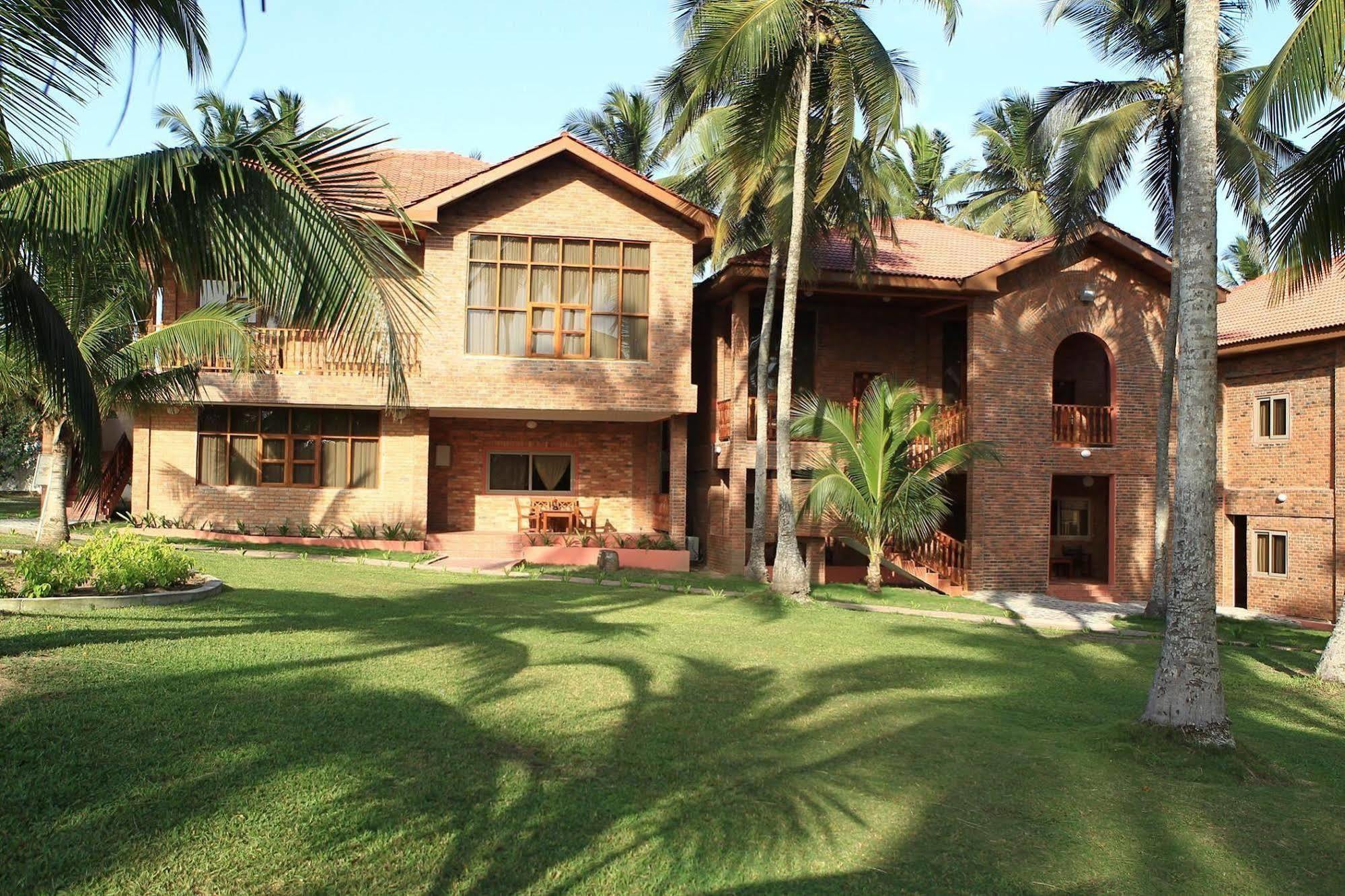 Coconut Grove Beach Resort Elmina Exterior photo