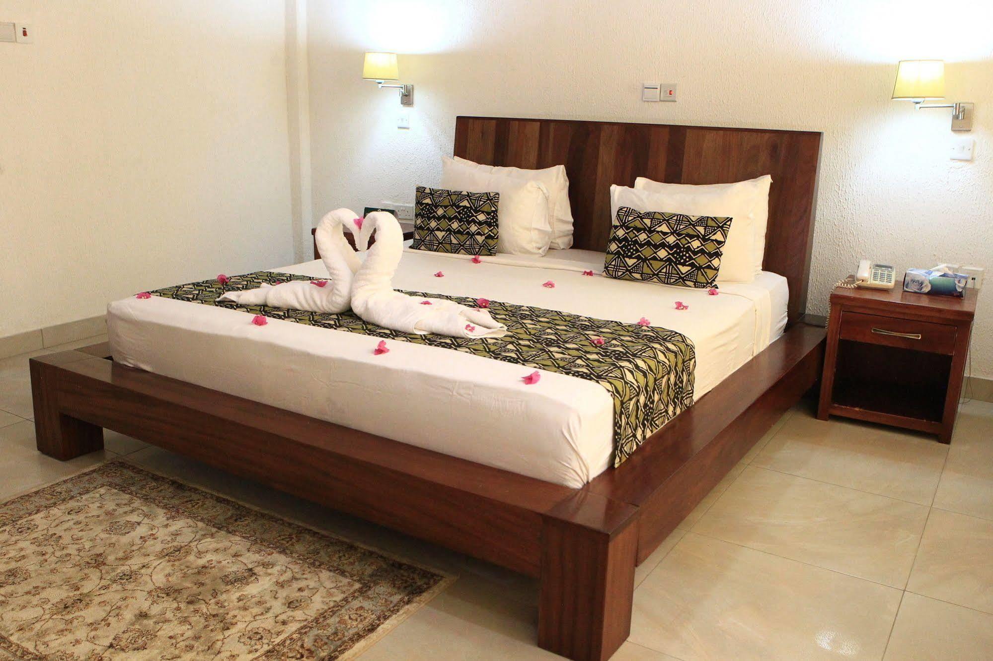 Coconut Grove Beach Resort Elmina Exterior photo