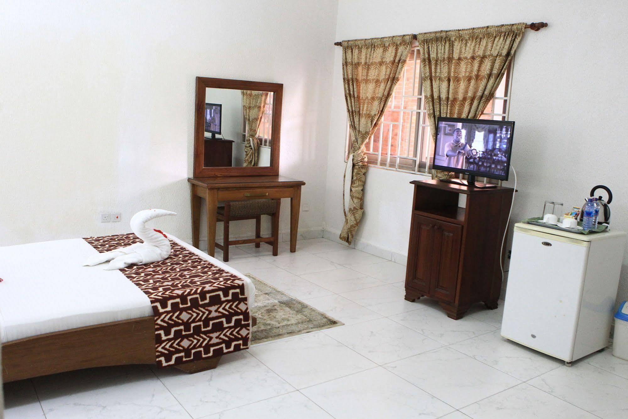 Coconut Grove Beach Resort Elmina Exterior photo